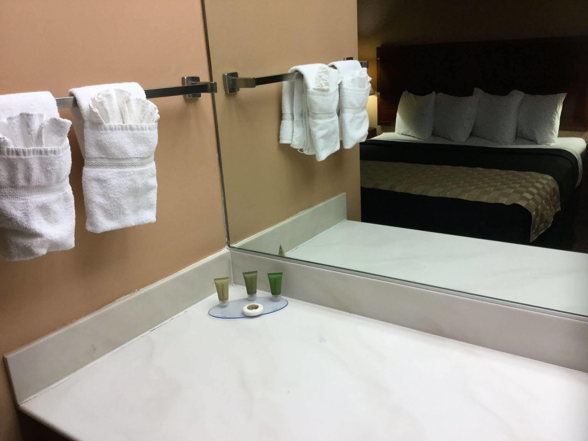 Green Tree Inn And Extended Stay Suites Вікторвілл Екстер'єр фото